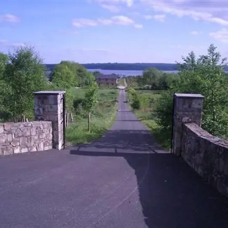 Trinity Lodge On Lakeshore With Horses, Jetty & Games Room Holiday home